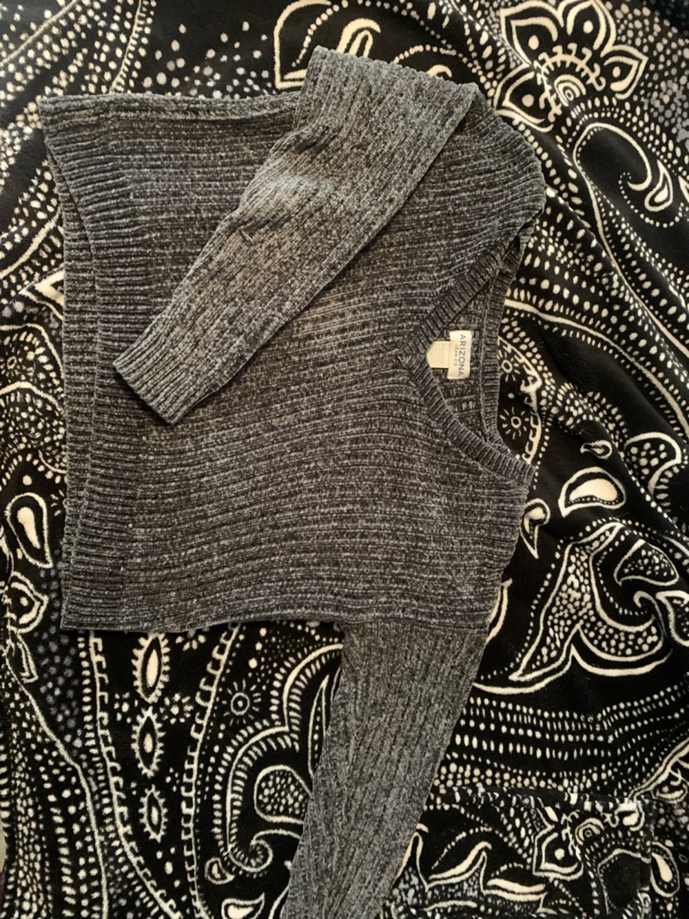 Arizona Jean Company Charcoal Ribbed V-Neck Sweater